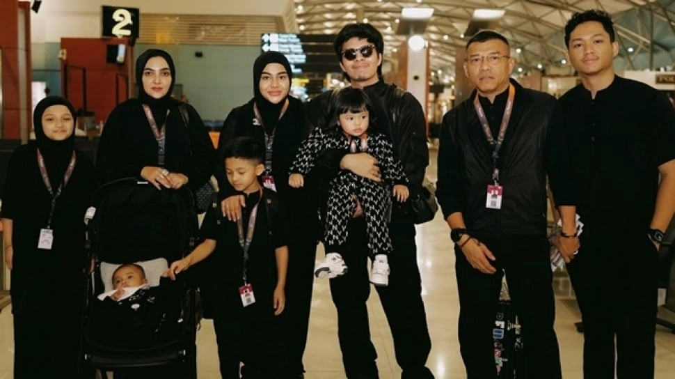 Berbagi Makanan di Mekkah, Anang Hermansyah Pakai Sandal Mewah Prada Setara Motor