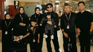 Berbagi Makanan di Mekkah, Anang Hermansyah Pakai Sandal Mewah Prada Setara Motor