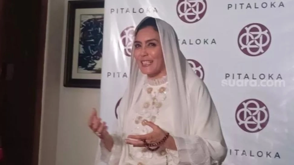 Perjalanan Agama Rieke Diah Pitaloka yang Baru Mantap Jadi Muslim di Usia 23 Tahun
