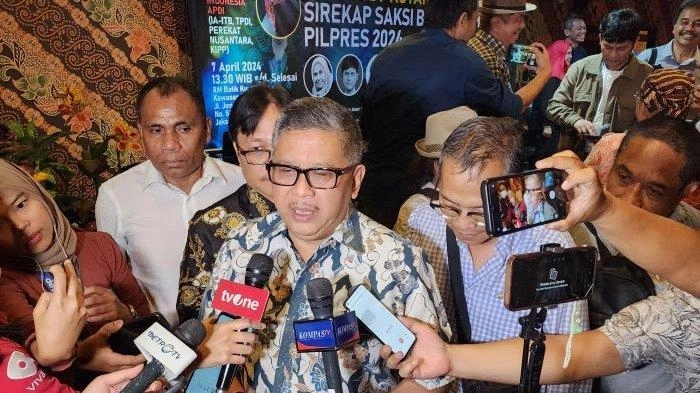 Hasto Minta Jokowi Gentlemen Tak akan Ambil Alih Ketum PDIP dan Golkar
