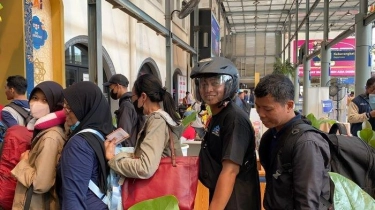 Momen Lucu Pemudik Asal Klaten Ditegur Dirut KAI Karena Pakai Helm Saat Hendak Masuk Kereta