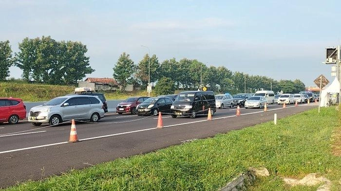 Pagi Ini di Tol Cipali Arus Lalin Terpantau Padat Merayap, Puncak Arus Mudik Masih Hingga Senin