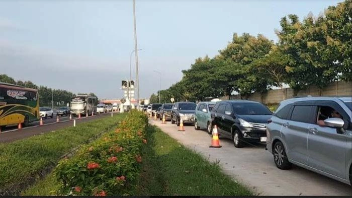 Pantauan Arus Mudik Terkini, Antrean Mobil di Rest Area KM 86A Tol Cipali Membludak Minggu Pagi