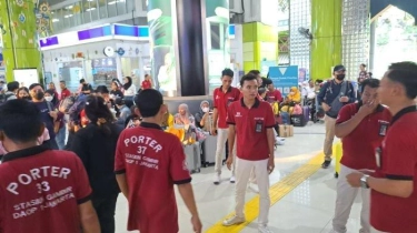 Penampilan 'Necis' Porter di Stasiun Gambir Angkut Barang Pemudik