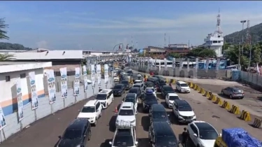 7.300 Kendaraan Maksa ke Pelabuhan Merak Meski Belum Punya Tiket Mudik Kapal Feri