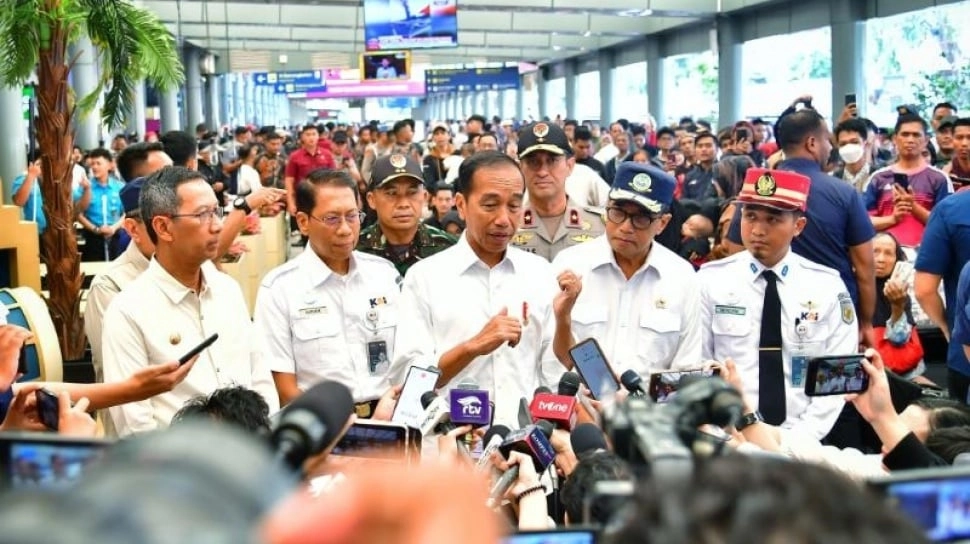 Tinjau Stasiun Pasar Senen Setelah Puncak Arus Mudik, Jokowi: Tak Ada yang Desak-desakkan