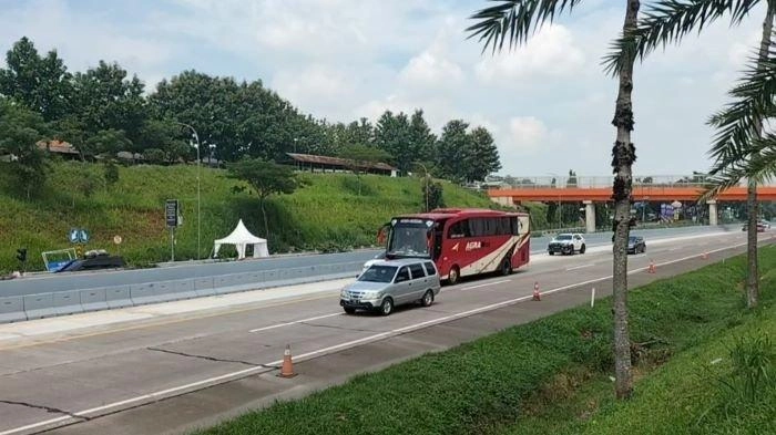 Polisi Patroli Pakai Motor Sterilkan Bahu Jalan Tol Cipali Dari Kendaraan Pemudik