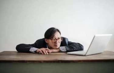 7 Tanda Harga Diri Pria Sedang Terluka Meskipun Berusaha Disembunyikan, Salah Satunya Menjadi Sangat Pendiam