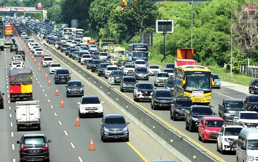 Saat Melintasi Lajur Contraflow Jangan Melakukan Overtaking