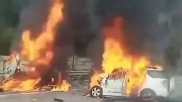 Grand Max Langsung Meledak, Ini Rekaman Video Detik-detik Kecelakaan Maut Tol Cikampek