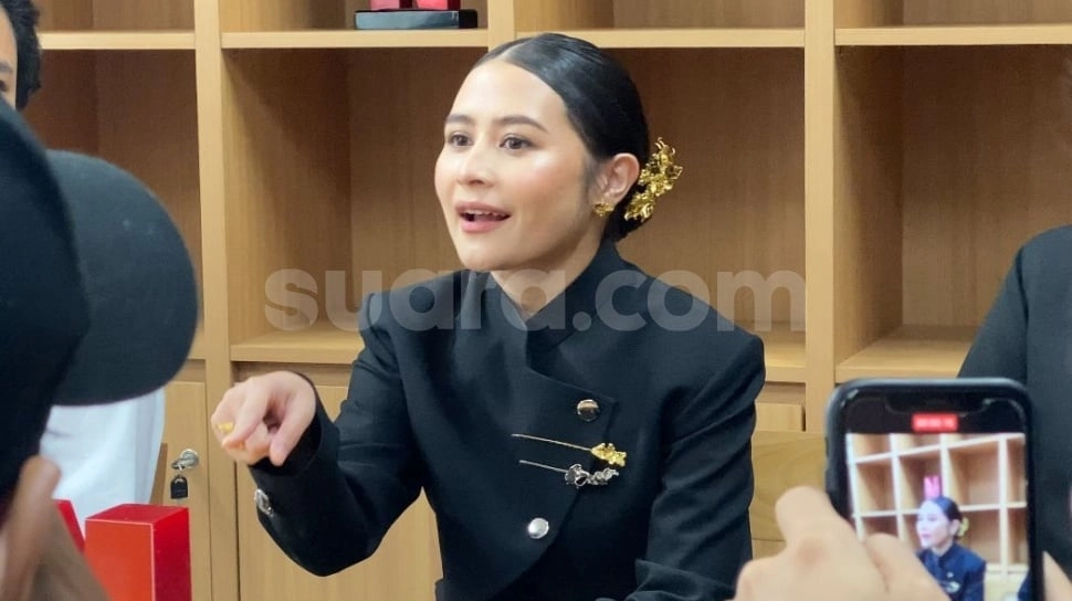 Nggak Kalah dari BCL, Begini Keseruan Prilly Latuconsina Masak Rendang Porsi Besar untuk Lebaran