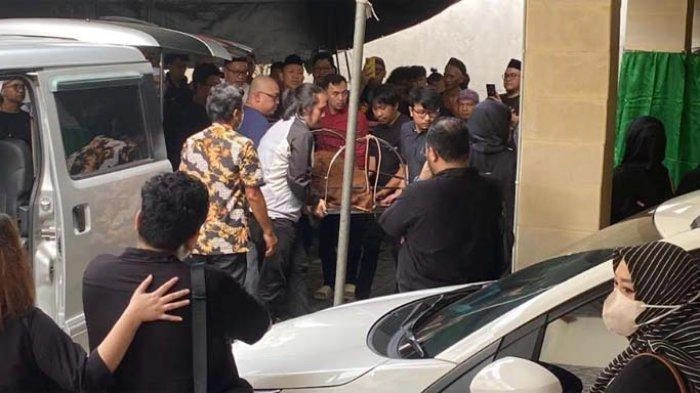 Isak Tangis Keluarga dan Rekan Seprofesi Komika Pecah Saat Jenazah Babe Cabita Tiba di Rumah Duka