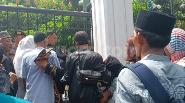 Desak-desakan Saat Antre Open House Jokowi, Seorang Perempuan Pingsan