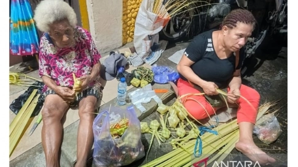 Lebaran 2024: Keahlian Perempuan Papua Bikin Anyaman Ketupat Dorong Pertumbuhan Ekonomi