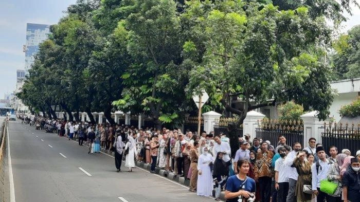 Antrean Masyarakat Mengular hingga Lampu Merah Harmoni Demi Hadiri Open House di Istana