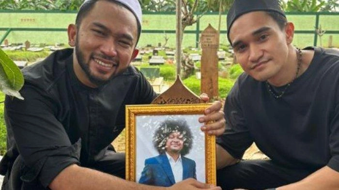 Ziarah ke Makam Babe Cabita bareng Adhitya Alkatiri, Alfie Alfandy: Berat Ngelepas Kau dengan Senyum