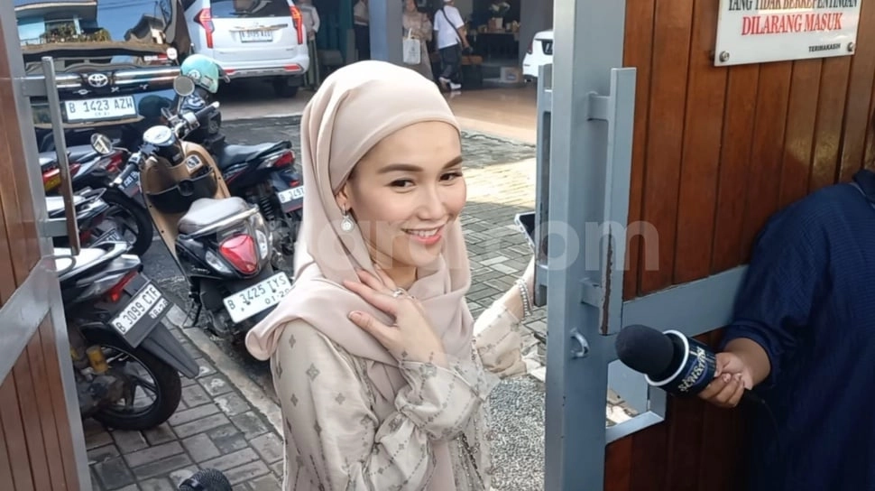 Dibilang Pelit, Segini THR Ayu Ting Ting yang Bikin Warga Antre Panjang