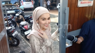 Dibilang Pelit, Segini THR Ayu Ting Ting yang Bikin Warga Antre Panjang