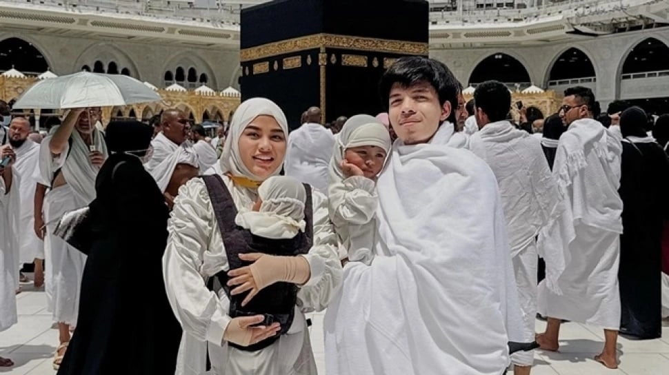 Jadi Tren Lebaran Tahun Ini, Intip Potret Artis yang Pernah Kenakan OOTD Shimmer