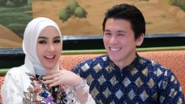 Makin Berkilau, OOTD Lebaran Syahrini Padukan Gamis Putih dengan Tas Mewah Hermes Ratusan Juta