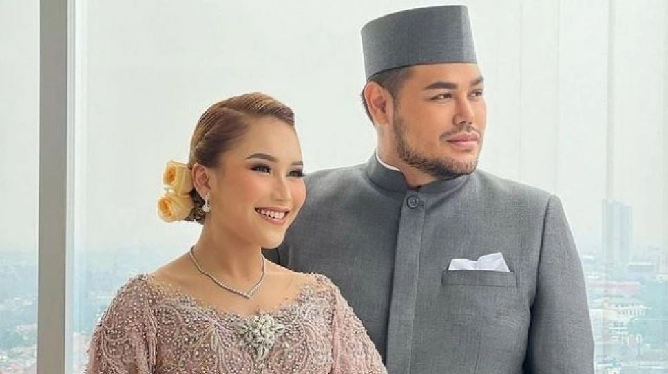 Momen Artis Bagi-bagi THR: Ivan Gunawan Panen Pujian, Ayu Ting Ting Banjir Nyinyiran
