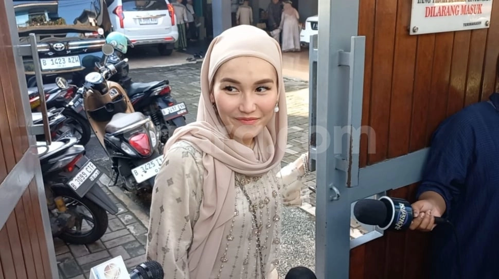Bagikan THR Rp20 Ribuan ke Anak Sekampung, Ayu Ting Ting Pakai Tas Old Money Harga Puluhan Juta