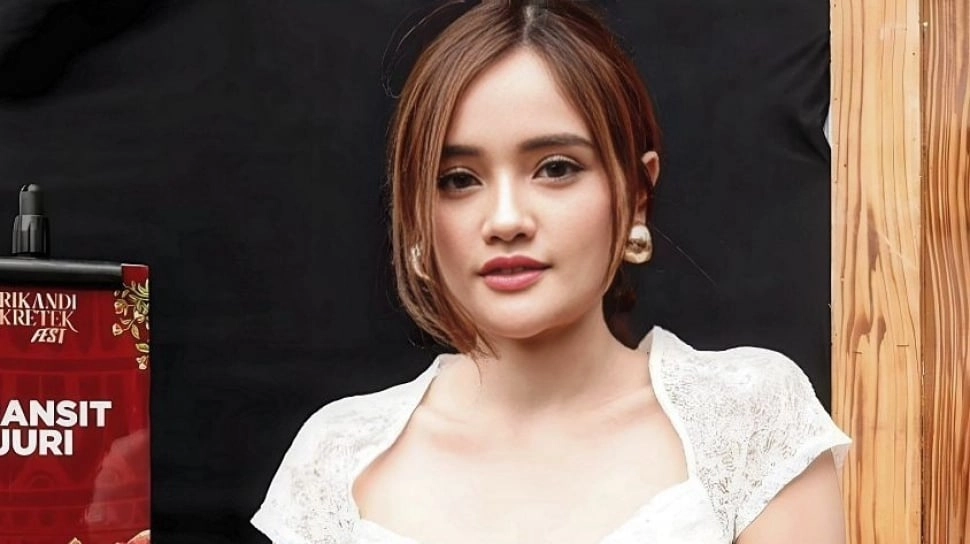 Inspirasi OOTD Batik Ala Fanny Soegi, Perpaduan Budaya Lokal dengan Busana Modern yang Anggun