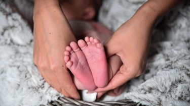 Kisah Menarik Momen Mudik: Seorang Perempuan Melahirkan dalam Perjalanan di KA Bekasi-Cepu