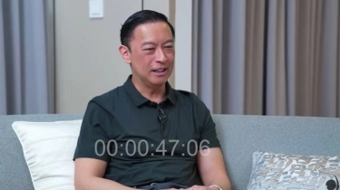 Momen Tom Lembong Dikerubungi Emak-emak Minta Foto, Ekspresi Anak dan Istrinya Disorot