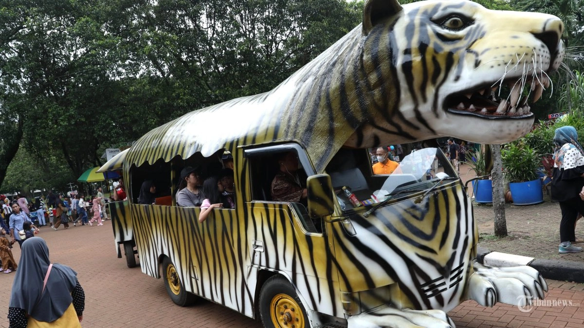 VIDEO Hari Ketiga Lebaran TM Ragunan Diguyur Hujan, Pengunjung Tetap Antusias