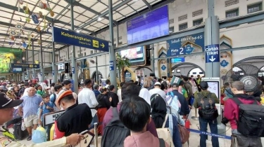VIDEO Pintu Keberangkatan Stasiun Senen Masih Ramai Penumpang di H+2 Lebaran