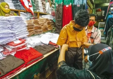 Beredar Kabar Mendikbud Nadiem Makarim Tetapkan Aturan Seragam Sekolah Baru, Cek Dulu Faktanya