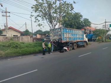 Hilang Konsentrasi, Pria Asal Gresik Meninggal Dunia Usai Tabrak Truk Parkir di Tambak Osowilangun Surabaya