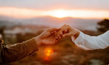 Tips Memenangkan Hati Si Pemilik Karakter Physical Touch, Simak Penjelasannya