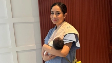 Gendong Bayi Lily, Nagita Slavina Bawa Barang Branded Seharga Mobil Bekas