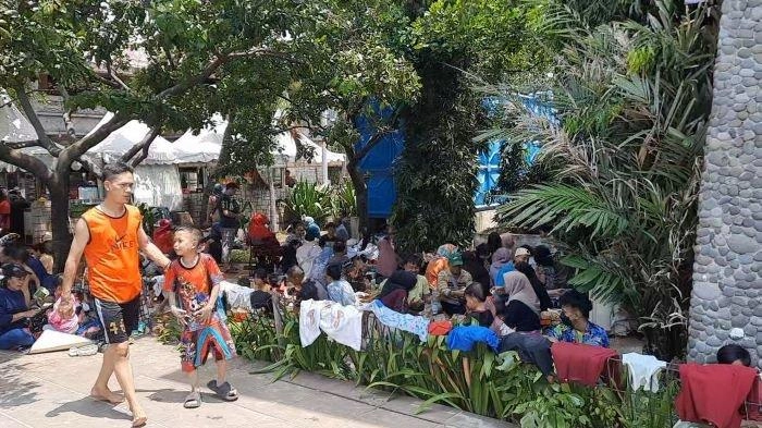 Cerita Warga Berebut Lapak Untuk Berteduh Saat Libur Lebaran di Pantai Ancol