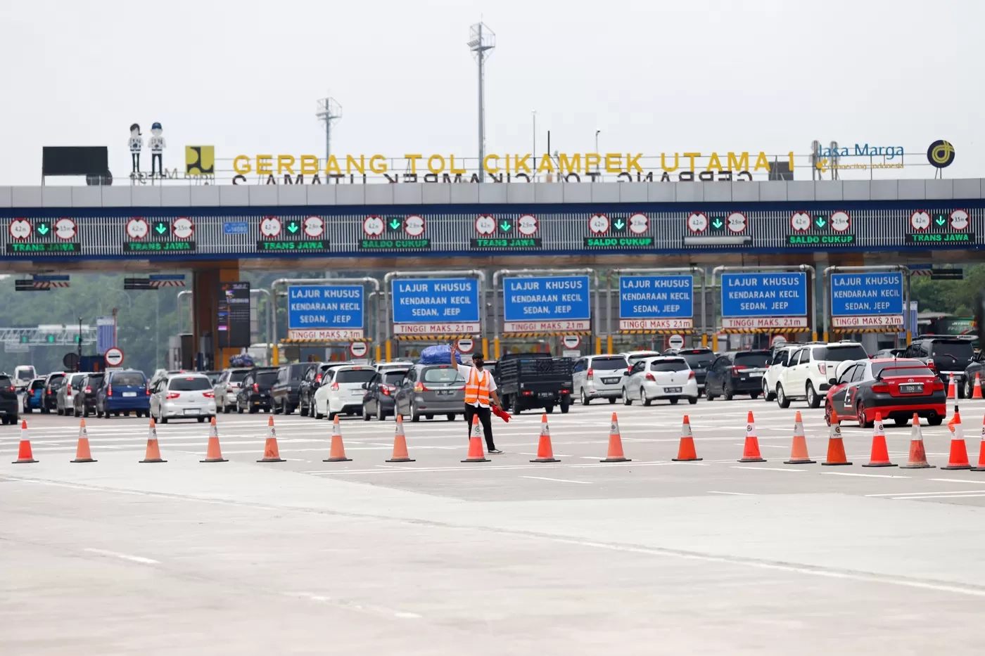 Gerbang Tol Cikampek Utama Padat, Kendaraan Arah Jateng Dialihkan ke Exit GT Kalihurip