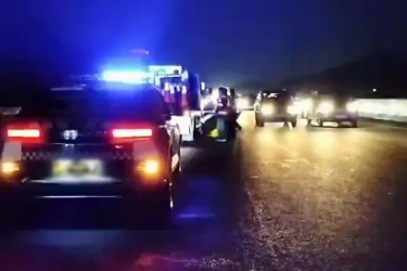 Petugas Tambah Kapasitas Lajur Contraflow di Tol Jakarta-Cikampek