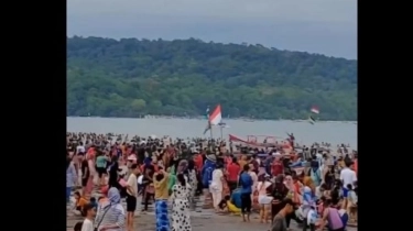 Libur Lebaran, Pantai Pangandaran Berubah Jadi Lautan Manusia: Bagaimana Renangnya?