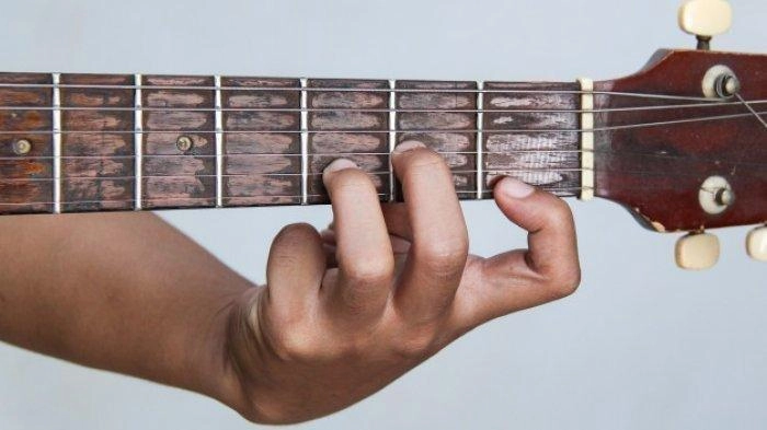 Chord Gitar Lagu Mengapa - Rony Parulian, Lirik: Bilang, Bilang pada Mereka