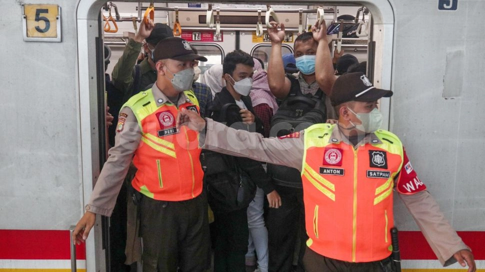 900 Ribu Orang Diprediksi Banjiri KRL Pada Hari Pertama Kerja Besok