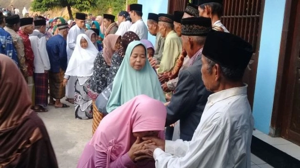 Bagaimana Hukum Sungkeman saat Lebaran? Ini Penjelasannya