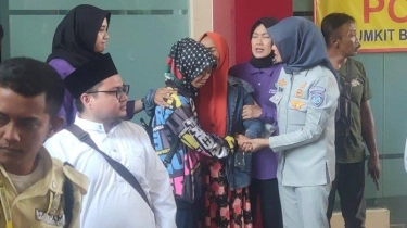 Isak Tangis Keluarga Warnai Penyerahan Jenazah Korban Kecelakaan Maut KM 58 Tol Cikampek