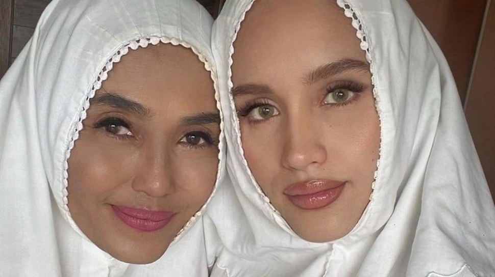Cinta Laura Dituduh Pakai Makeup saat Salat, sang Ibu Langsung Kasih Pembelaan: Boleh ...