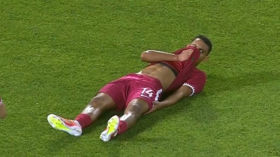 Momen Striker Qatar Licik Tabrak Ernando Ari Demi Ulur Pertandingan
