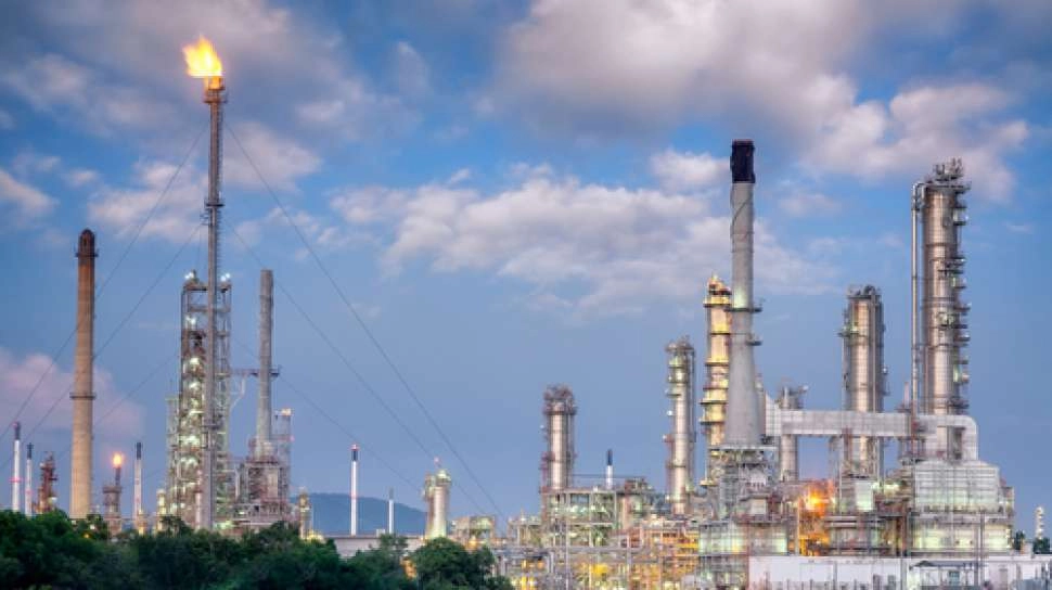 Pentingnya Selat Hormuz: Peluang Kemandirian Produksi Minyak atau Gangguan Ekonomi?