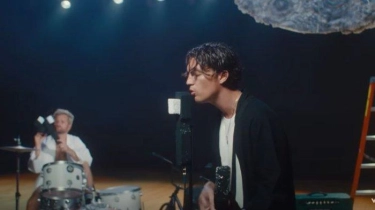 Terjemahan Lirik Lagu Love At First Fight - LANY: Under The Moonlight, Clenching Your Jaw