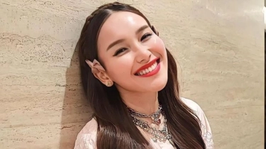 Lagi Asyik Makan Malah Diajak Foto Fans, Reaksi Ayu Ting Ting Disorot: Ramah Ya Gak Kayak Sebelah