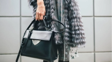 Perempuan Niat Pamer Tas Branded Saat Pulang Kampung Tapi Tak Ada yang Peduli, Warganet Malah Curiga Barang KW