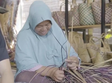 Kreasi Salasiah, Nasabah PNM yang Mampu Mengubah Rumput Purun Jadi Tas Cantik